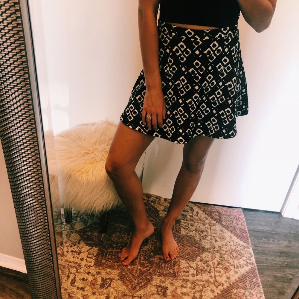 Francesca’s Black and White High Waisted Skirt
